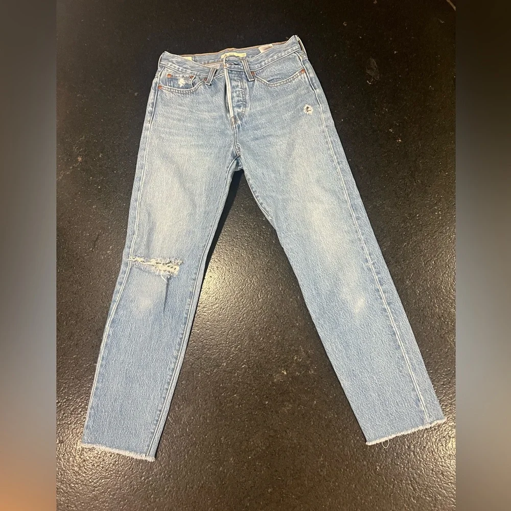 Levi's Premium Wedgie Distressed Jeans Blue Denim Medium Wash Button Fly Size 27 - Picture 1 of 7